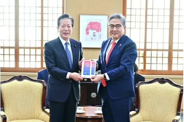 朴氏（右）と山口氏（外交部提供）＝（聯合ニュース）≪転載・転用禁止≫