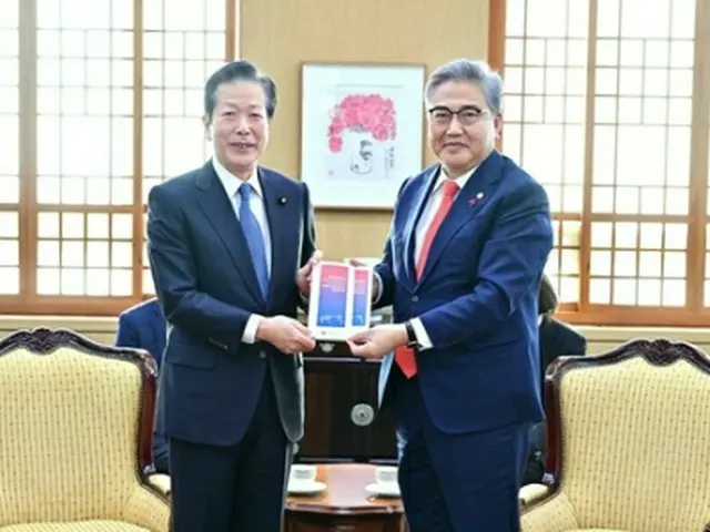 朴氏（右）と山口氏（外交部提供）＝（聯合ニュース）≪転載・転用禁止≫