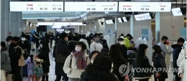 旅行客でにぎわう金浦空港＝２９日、ソウル（聯合ニュース）