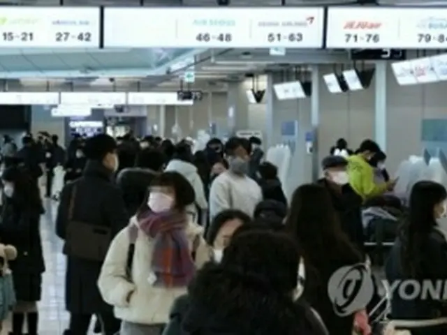 旅行客でにぎわう金浦空港＝２９日、ソウル（聯合ニュース）