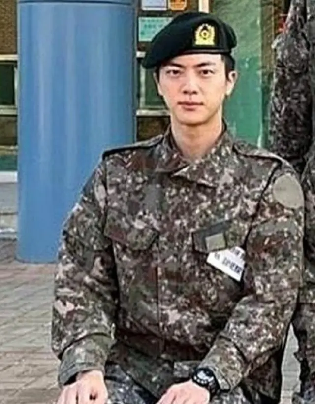 “2024年6月12日に除隊予定”「BTS）」のJIN、軍訓練所での近況が話題…軍服にベレー帽でりりしい笑み（画像提供:wowkorea）