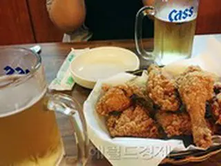 保育園の先生、23か月の園児を連れて勤務中に飲み屋でチキンとビールを飲食＝韓国