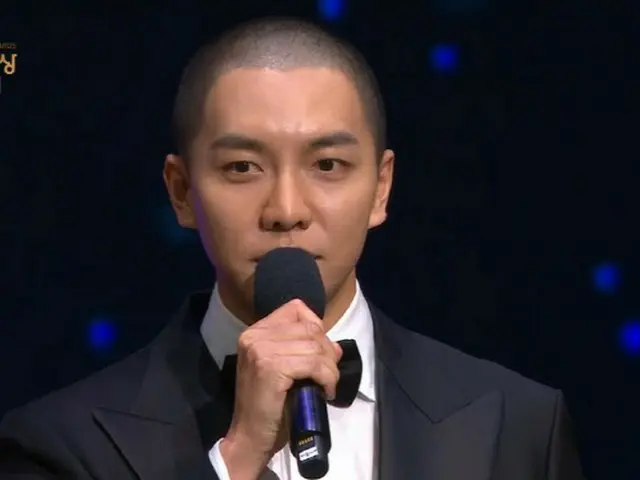 歌手で俳優のイ・スンギが大胆なヘアスタイルと潔い発言で注目を集めた。（画像提供:wowkorea）