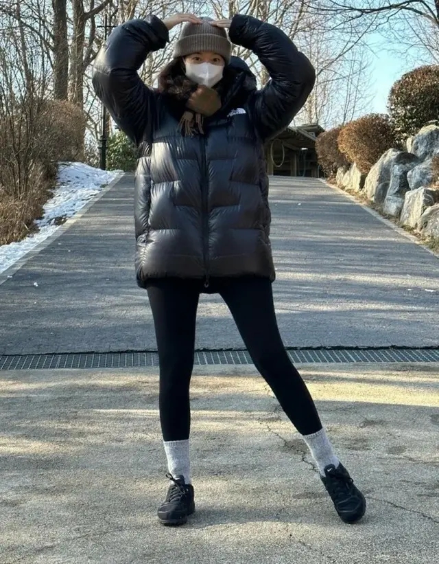 女優シン・ミナが新年を迎え、美貌を見せつける自撮りを公開した（画像提供:wowkorea）