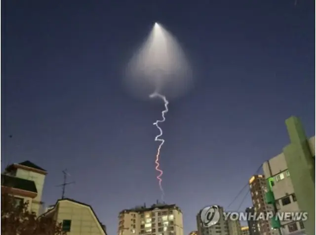 先月３０日、ソウル市内で確認されたロケットが上昇する様子＝（聯合ニュース）