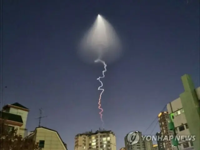先月３０日、ソウル市内で確認されたロケットが上昇する様子＝（聯合ニュース）