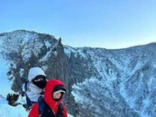 女優イ・シヨン、“体重20キロ近い”息子を背負って登山…「思ったより重すぎ」
