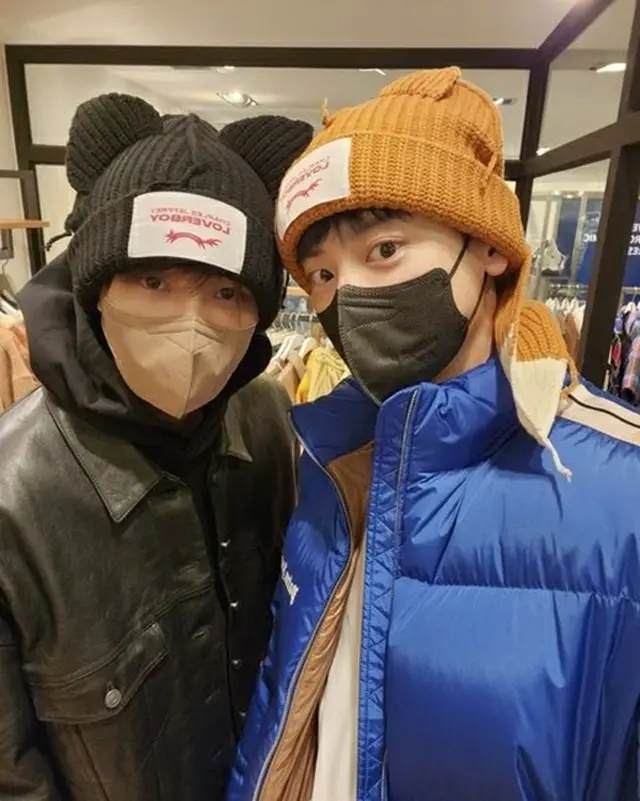 「EXO」チャンヨル、隣の男性は誰かと思ったら…力強いまなざし（画像提供:wowkorea）