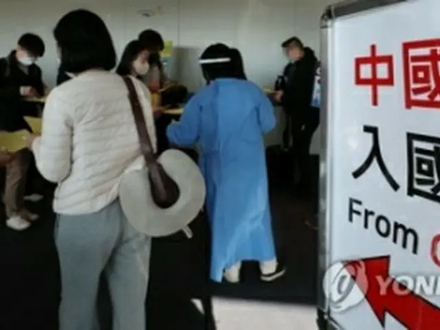 仁川空港に到着した中国からの入国者（共同取材）＝２日、仁川（聯合ニュース）