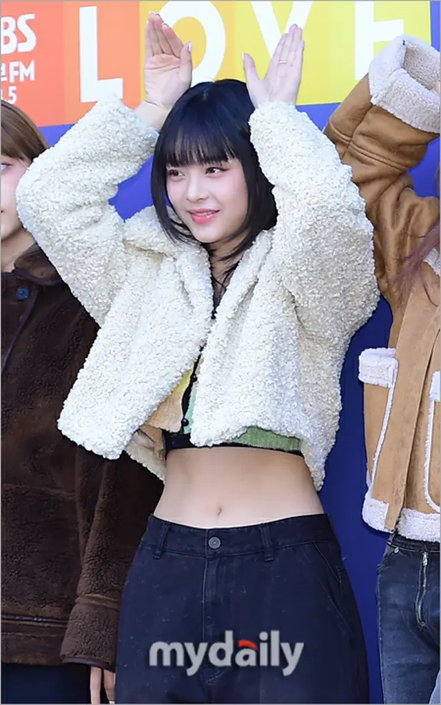 「NewJeans」HANNI、キュート＆セクシー？…ウサギポーズで際立つ”くびれたウエスト”（画像提供:wowkorea）