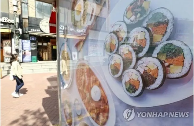 キンパ（右）など手軽に食べられるメニューをそろえた飲食店（資料写真）＝（聯合ニュース）