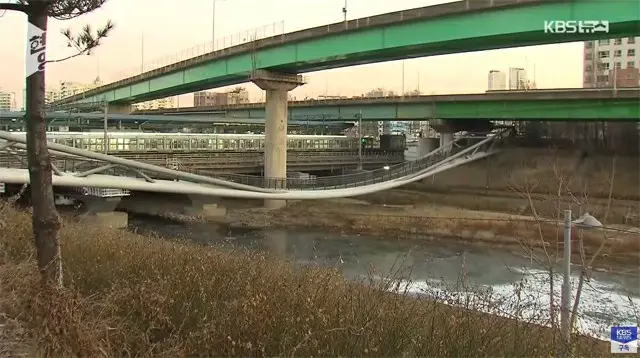 開通6年半しか経っていないアーチ型の歩道橋、沈下してU字型に＝韓国（画像提供:wowkorea）