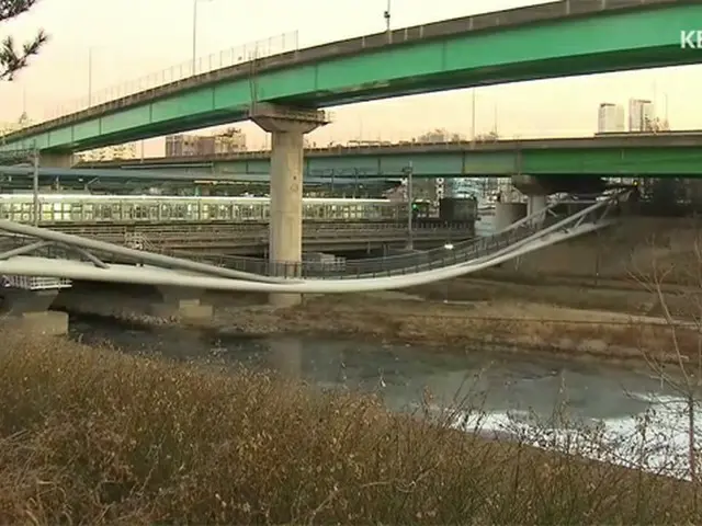 開通6年半しか経っていないアーチ型の歩道橋、沈下してU字型に＝韓国（画像提供:wowkorea）