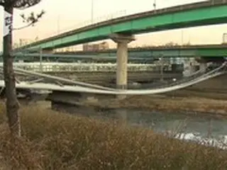 開通6年半しか経っていないアーチ型の歩道橋、沈下してU字型に＝韓国