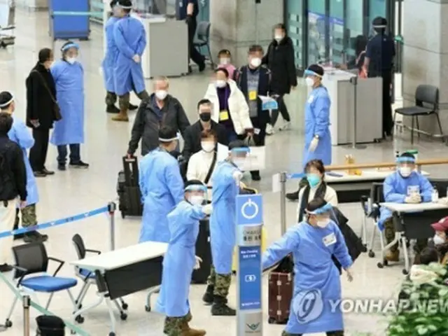 仁川国際空港に到着した入国者＝３日、仁川（聯合ニュース）