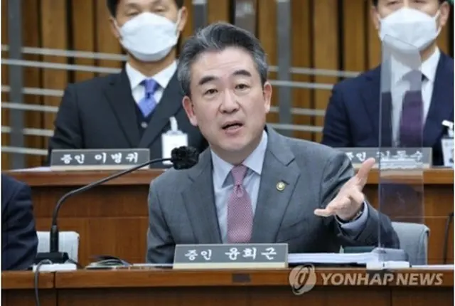 聴聞会で答弁する尹熙根警察庁長＝4日、ソウル（聯合ニュース）