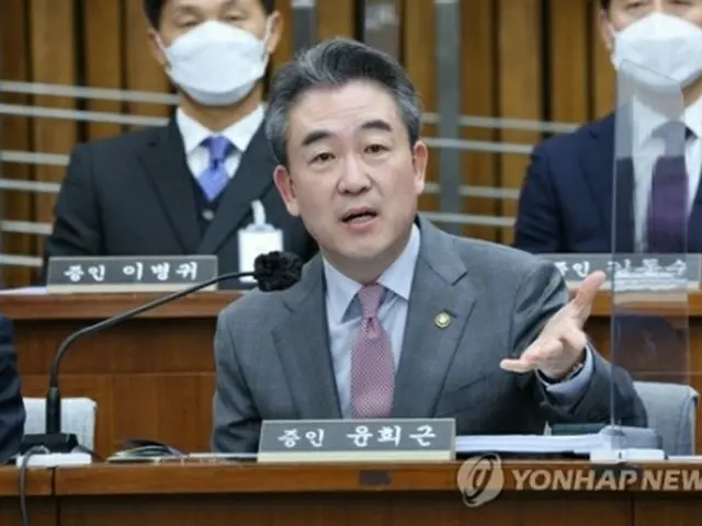 聴聞会で答弁する尹熙根警察庁長＝4日、ソウル（聯合ニュース）