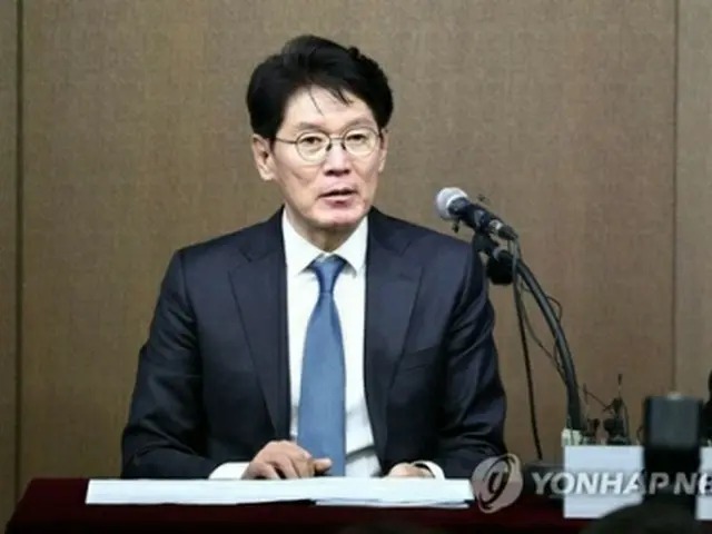 メンバーを発表する韓国代表の李強喆（イ・ガンチョル）監督＝（聯合ニュース）