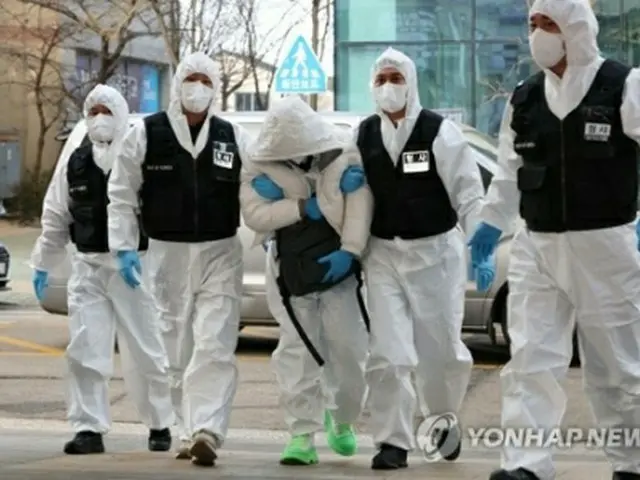 ソウルで身柄を確保され、仁川市内のホテルに移される中国人＝５日、仁川（聯合ニュース）