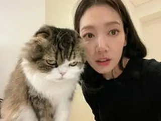 “新米ママ”女優パク・シネ、清楚な美貌は相変わらず…「みんな、じっとしてて！」