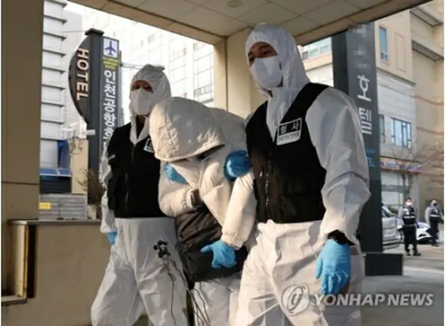 韓国入国後の新型コロナウイルス検査で陽性と判明し、隔離を拒んで3日夜に逃走した40代の中国人が5日、ソウルで身柄を確保され、仁川市内のホテルに移された。韓国政府は新型コロナ感染が急拡大した中国からの渡航者に入国前後の検査を義務付けている。空港で陽性が判明した短期滞在者については臨時施設で7日間隔離している＝5日、仁川（聯合ニュース）