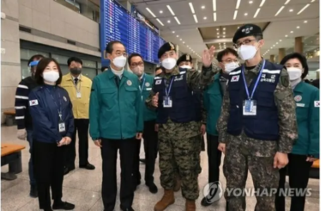 仁川国際空港の防疫状況などを確認する韓首相（手前左から2人目）＝6日、仁川（聯合ニュース）