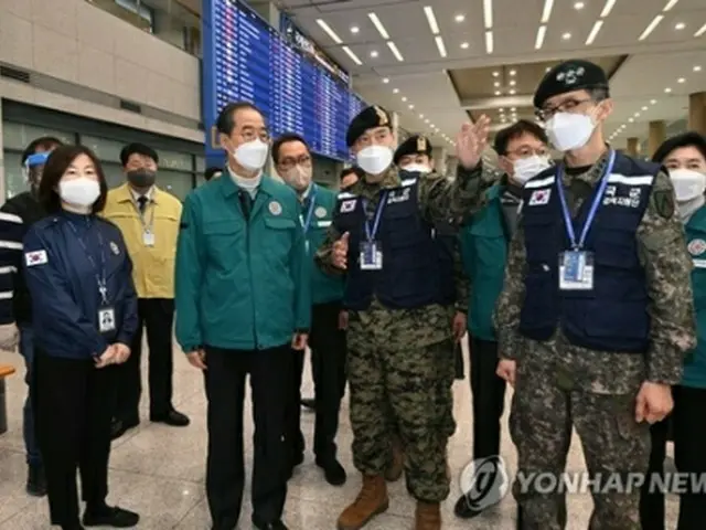 仁川国際空港の防疫状況などを確認する韓首相（手前左から2人目）＝6日、仁川（聯合ニュース）