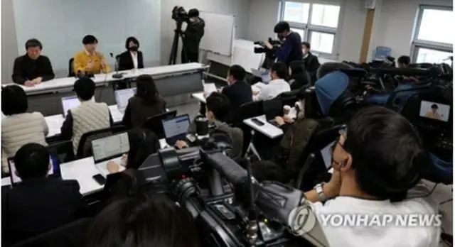 22年12月26日、ソウルの植民地歴史博物館で記者会見を行う徴用被害者の代理人ら＝（聯合ニュース）