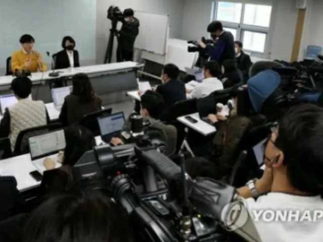 22年12月26日、ソウルの植民地歴史博物館で記者会見を行う徴用被害者の代理人ら＝（聯合ニュース）