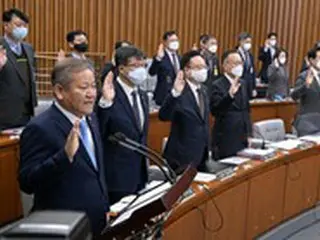 ＜梨泰院事故＞遺族に頭を下げた行政安全相…野党の辞任要求に「最善を尽くす」と一蹴＝韓国
