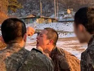「BTS」JIN、つらい化学兵器訓練…ハンサムなビジュアルは生き残ったね