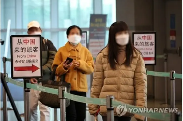 仁川国際空港で中国からの入国者専用の通路を通る入国者＝６日、仁川（聯合ニュース）