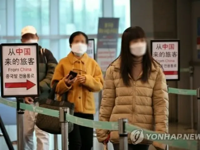 仁川国際空港で中国からの入国者専用の通路を通る入国者＝６日、仁川（聯合ニュース）