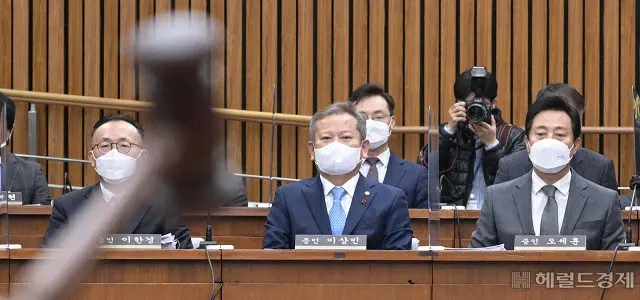 6日に韓国国会で開かれた “梨泰院惨事国政調査特別委員会2次聴聞会”に出席した呉世勲ソウル市長（右）（画像提供:wowkorea）