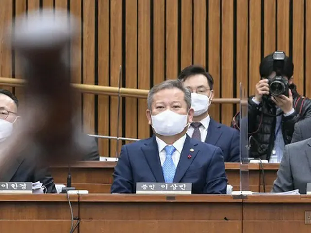 6日に韓国国会で開かれた “梨泰院惨事国政調査特別委員会2次聴聞会”に出席した呉世勲ソウル市長（右）（画像提供:wowkorea）