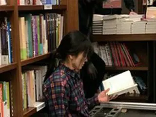 床に座って本を読む人は…大学生だと思ったら、ソン・ヘギョなの？