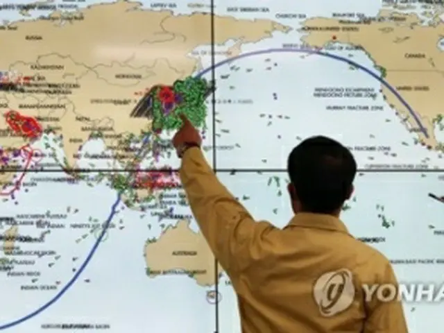 政府世宗庁舎に設置された状況分析室で衛星の予測軌道図を前に協議する関係者＝９日、世宗（聯合ニュース）