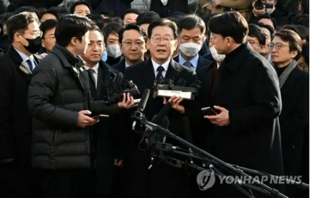 地検に到着した李在明氏（中央、写真共同取材団）＝（聯合ニュース）