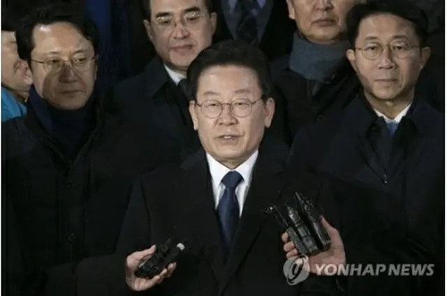 検察での取り調べを終え、記者団の質問に答える李氏（共同取材）＝１０日、ソウル（聯合ニュース）