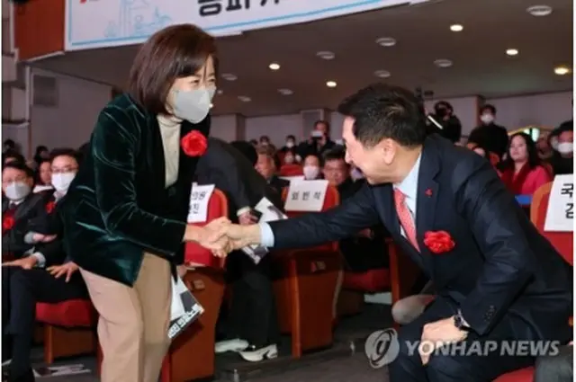 羅卿ウォン氏（左）と金起炫氏（資料写真）＝（聯合ニュース）