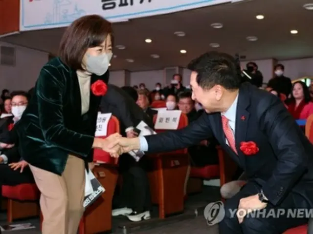 羅卿ウォン氏（左）と金起炫氏（資料写真）＝（聯合ニュース）
