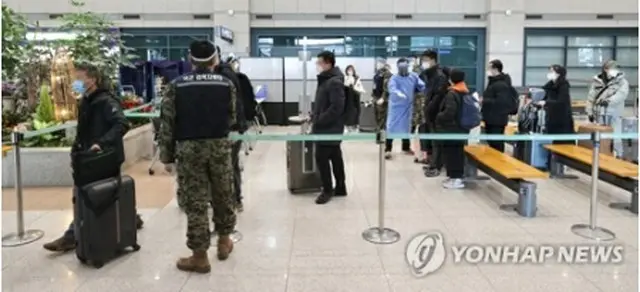 仁川国際空港の第1旅客ターミナルに到着した中国出発便の入国者が、新型コロナの検査センターに移動している（資料写真）＝（聯合ニュース）