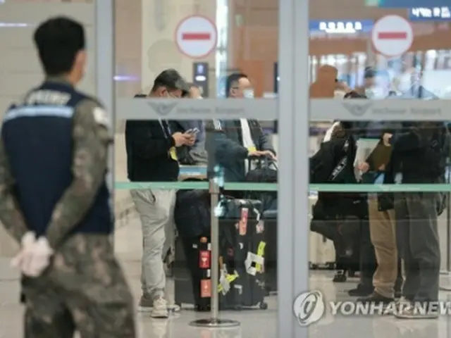 中国出発便で韓国の仁川国際空港第2旅客ターミナルに到着した入国者（資料写真）＝（聯合ニュース）