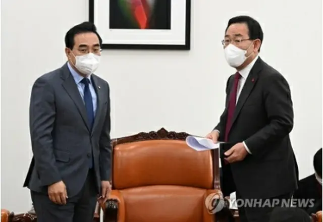 国民の力の朱豪英・院内代表（右）と共に民主党の朴洪根（パク・ホングン）院内代表（資料写真）＝（聯合ニュース）