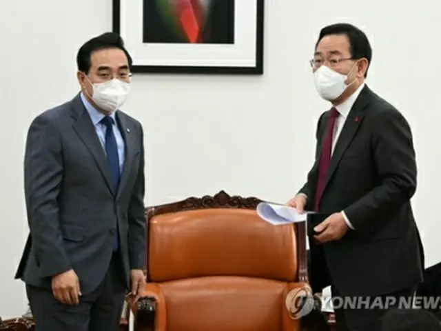 国民の力の朱豪英・院内代表（右）と共に民主党の朴洪根（パク・ホングン）院内代表（資料写真）＝（聯合ニュース）