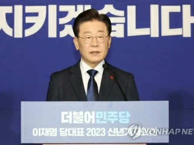 国会で新年の記者会見を行う共に民主党の李代表＝１２日、ソウル（聯合ニュース）