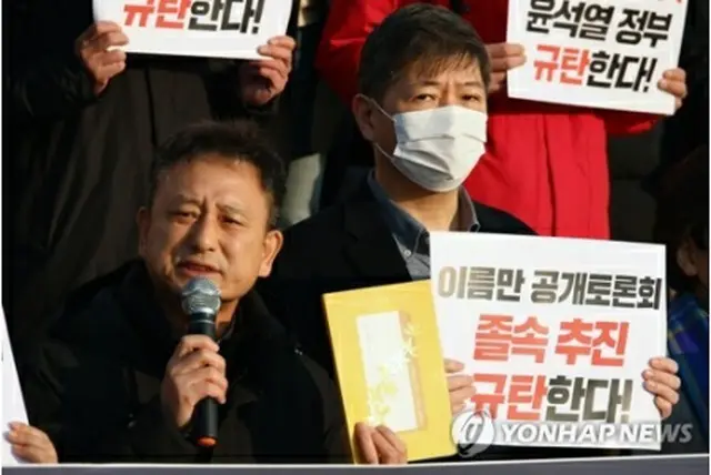 国会前で開いた記者会見で、公開討論会への不参加を巡り発言する李国彦氏＝12日、ソウル（聯合ニュース）