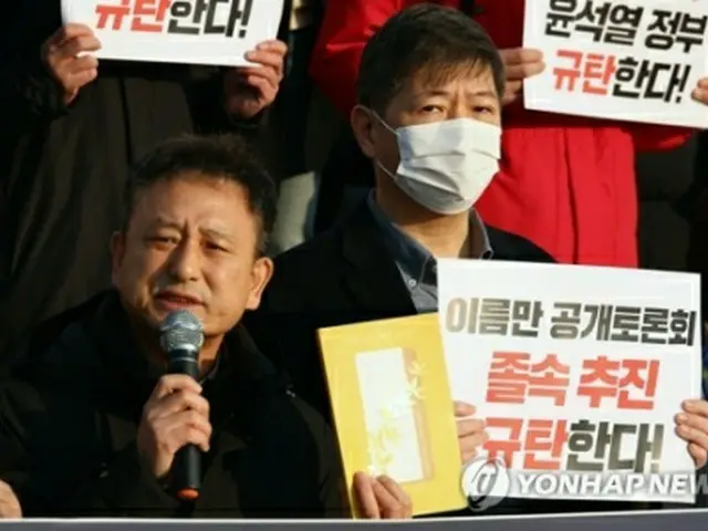 国会前で開いた記者会見で、公開討論会への不参加を巡り発言する李国彦氏＝12日、ソウル（聯合ニュース）