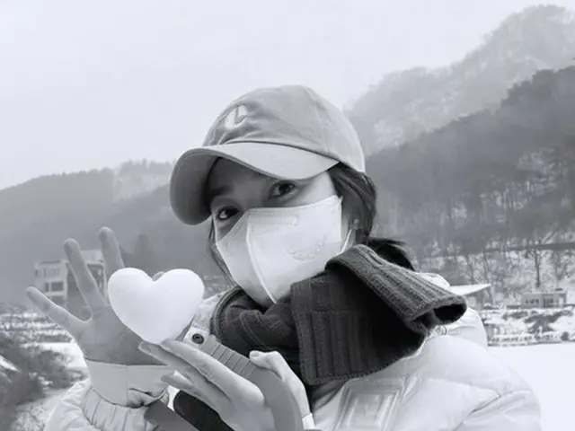 女優ソン・ヘギョ、手作りのハートでラブリーな魅力を見せる(画像提供:wowkorea)