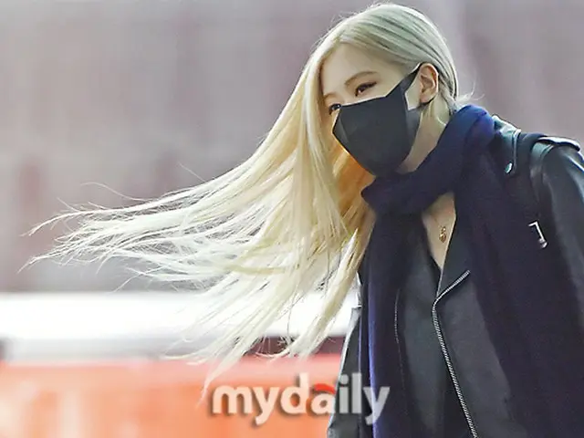 「BLACKPINK」ROSE、JENNIEとLISAは後ろで何してる？…”はじける”控え室を大公開（画像提供:wowkorea）